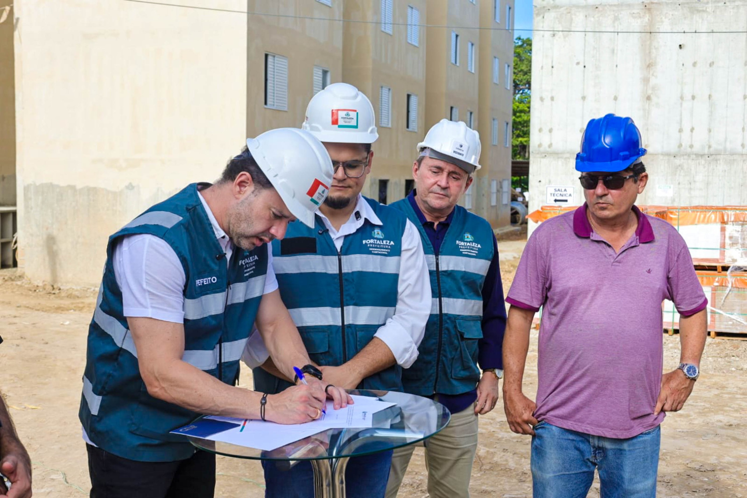 É um trabalho construído em parceria entre Prefeitura, Câmara Municipal de Fortaleza, Governo Federal e Caixa Econômica, levando mais dignidade, segurança e qualidade de vida para a população, afirmou Leo Couto